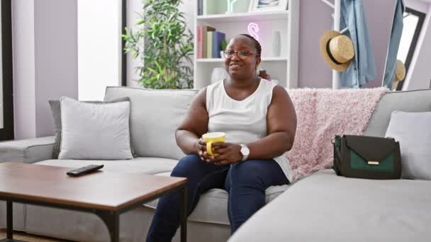 Zrelaksowana Afroamerykanka Kołyszące Się Warkocze Chwyta Poranną Filiżankę Kawy Patrząc — Wideo stockowe