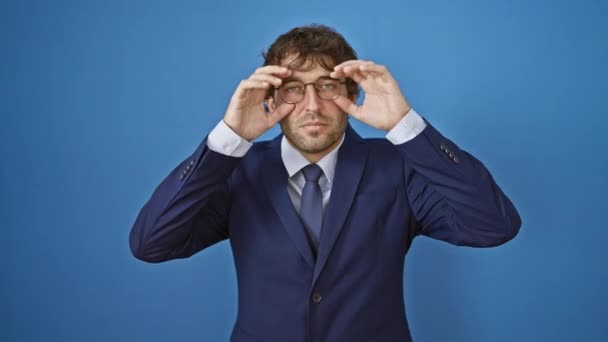 Giovane Sonnolento Giacca Cravatta Combatte Stanchezza Cercando Forzare Gli Occhi — Video Stock