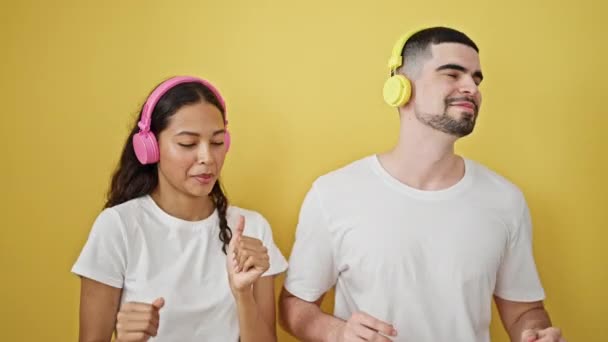 Radosna Piękna Para Tańcząca Razem Zagubiona Muzyce Żółtym Odizolowanym Tle — Wideo stockowe
