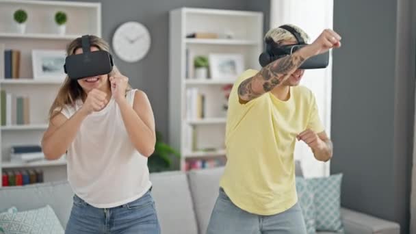 Hermosa Pareja Jugando Boxeo Videojuego Usando Gafas Realidad Virtual Celebrando — Vídeo de stock