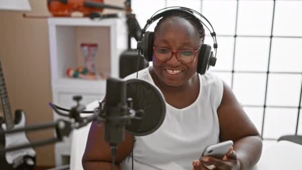 Sonriente Reportera Afroamericana Leyendo Las Mejores Noticias Directo Estudio Radio — Vídeos de Stock