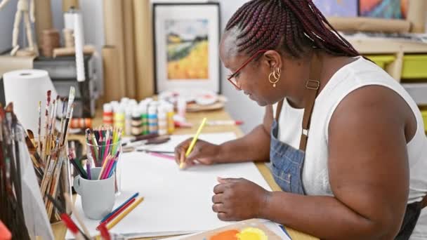 Impresionante Mujer Afroamericana Artista Pulgar Hacia Arriba Para Bien Dibujo — Vídeos de Stock