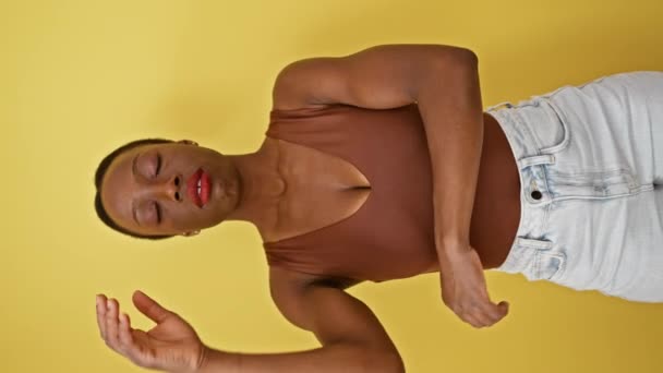 Sıkılmış Yorgun Sıkıntılı Afrikalı Amerikalı Bir Kadın Sorunlarını Düşünerek Duruyor — Stok video