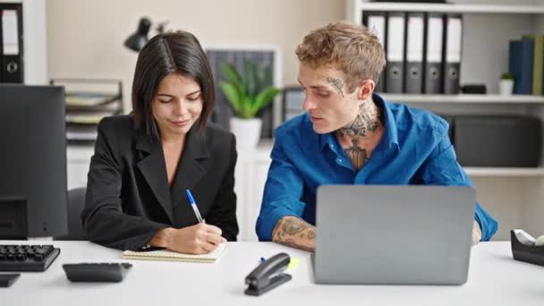 Dois Trabalhadores Negócios Usando Laptop Tomar Notas Escritório — Vídeo de Stock
