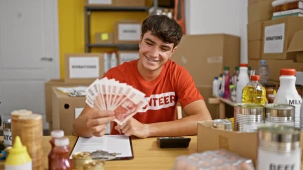 Joven Adolescente Hispano Sonriente Alegre Ofrece Como Voluntario Centro Caridad — Vídeo de stock