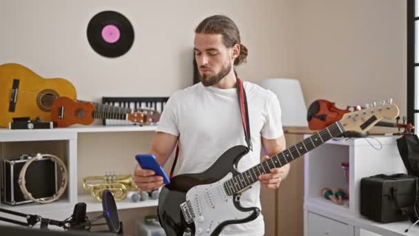 Młody Latynoski Muzyk Gra Gitarze Elektrycznej Zrobić Selfie Przez Smartfona — Wideo stockowe