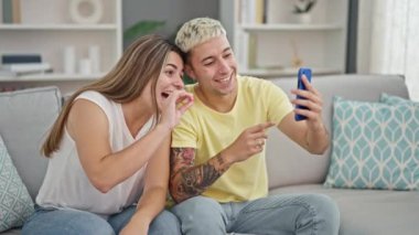 Hamilelik testi yapan güzel bir çift evde video görüşmesi yapıyor.