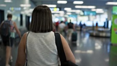 Genç ve güzel İspanyol kadın havaalanına seyahate gidiyor.