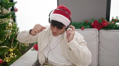 Genç İspanyol adam evde Noel 'i dans ederek kutluyor.