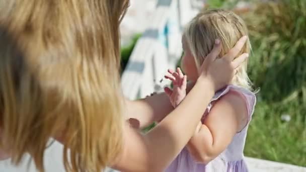 Szívmelengető Pillanat Parkban Kaukázusi Anya Lánya Két Családtag Akik Egy — Stock videók