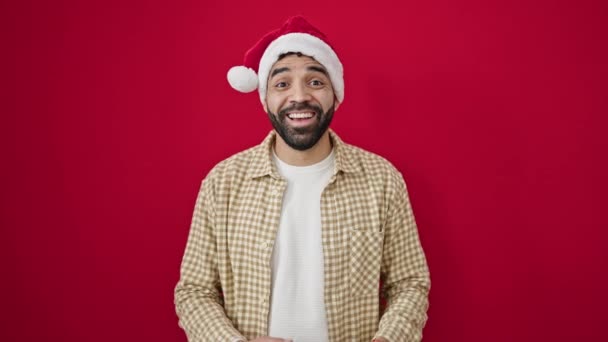 Joven Hispano Con Sombrero Navidad Aplaudiendo Aplausos Sobre Aislado Fondo — Vídeo de stock