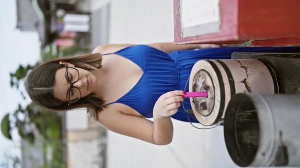 Mooie Jonge Latijns Amerikaanse Vrouw Met Een Bril Met Wierookstokje — Stockvideo