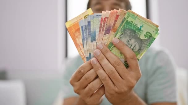 Joven Casa Sofá Serio Concentrado Contando Riqueza Billetes Rand Sudafricanos — Vídeos de Stock