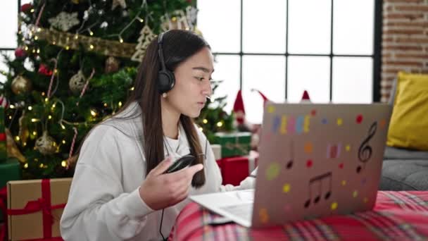 Mladá Krásná Hispánská Žena Videohovory Slaví Vánoce Doma — Stock video