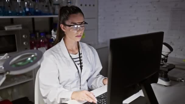 Young Hispanic Woman Scientist Lab Coat Mouth Agape Cynical Disbelief — Stock Video