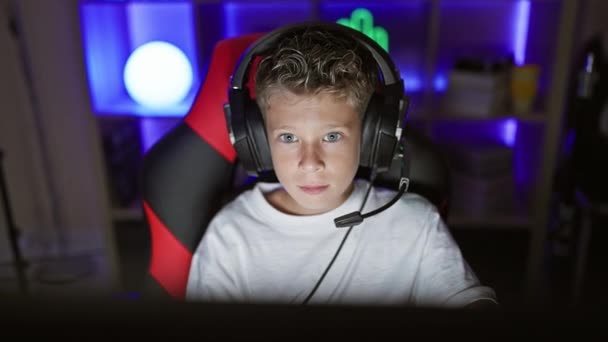 Liebenswerter Blonder Junge Streamer Gibt Beim Streamen Von Videospielen Eine — Stockvideo