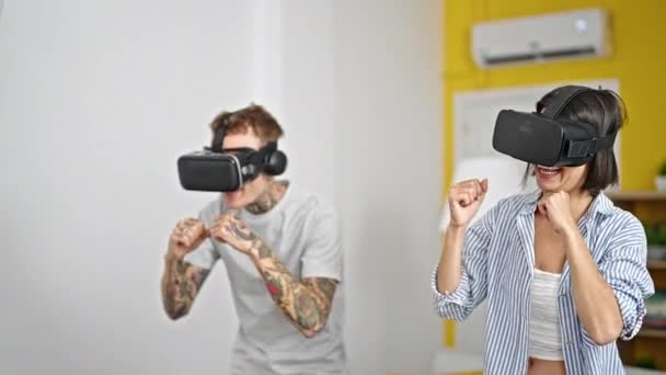 Красивая Пара Играющая Бокс Используя Очки Виртуальной Реальности Дома — стоковое видео