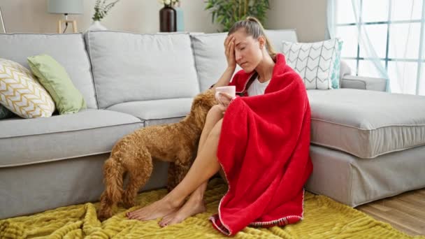 Νεαρή Καυκάσια Γυναίκα Σκύλο Είναι Άρρωστη Πίνοντας Καφέ Στο Σπίτι — Αρχείο Βίντεο
