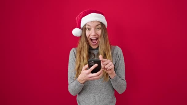 Junge Kaukasische Frau Mit Weihnachtsmütze Und Smartphone Macht Geste Vor — Stockvideo