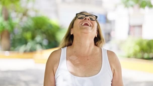 Mujer Hispana Mediana Edad Con Gafas Mirando Costado Sonriendo Parque — Vídeos de Stock