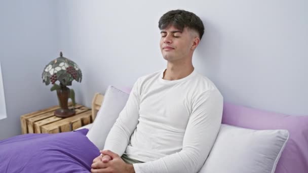 Vrolijke Jonge Spaanse Man Pyjama Liggend Bed Met Handen Borst — Stockvideo