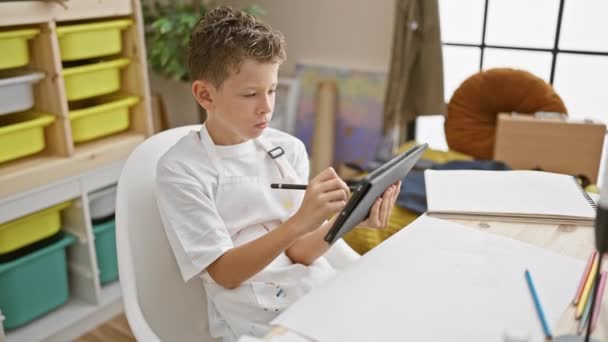 Αξιολάτρευτο Ξανθό Αγόρι Καλλιτέχνης Επικεντρώθηκε Στην Ζωγραφική Τέχνη Στο Touchpad — Αρχείο Βίντεο