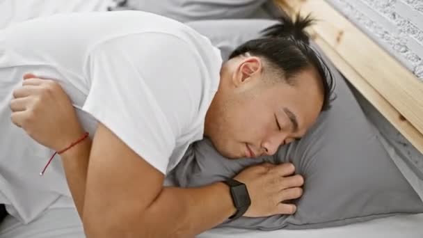 Tânărul Chinez Epuizat Pijamale Confortabile Găsește Confort Dulce Într Somn — Videoclip de stoc