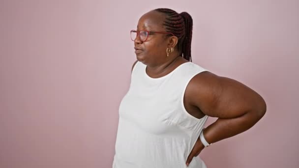 Besorgte Afrikanisch Amerikanische Frau Größe Mit Zöpfen Allein Stehend Mit — Stockvideo