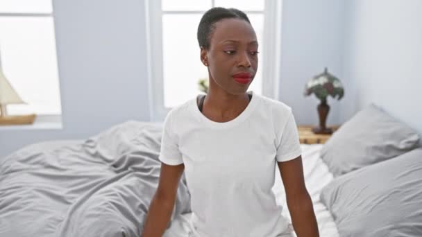 害怕的非洲裔美国女人 她的脸上厌恶的表情 当她躺在卧室的床上时 厌恶的反应很明显 — 图库视频影像