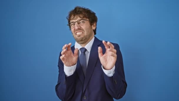 Junger Bärtiger Mann Blauen Business Anzug Mit Angeekeltem Gesichtsausdruck Durchdringender — Stockvideo