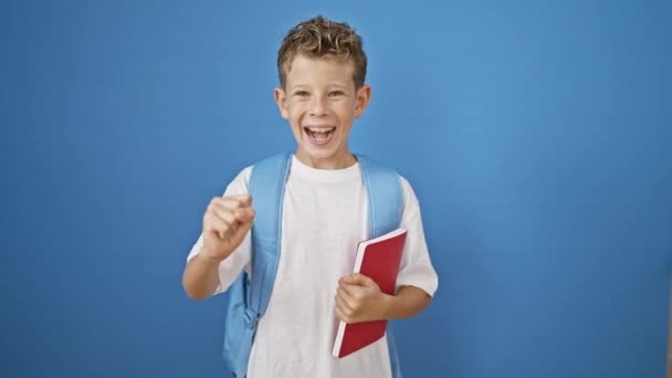 Sevimli Sarışın Çocuk Kendinden Emin Bir Öğrenci Elinde Bir Kitap — Stok video
