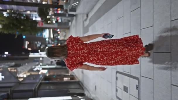 Emotiefkiekje Mooie Spaanse Vrouw Bril Mysterieus Weglopend Tokyo Bruisende Stadsgezicht — Stockvideo