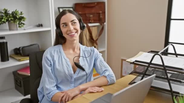 Sebevědomá Šťastná Hispánka Objímající Radostně Usmívající Kancelářské Sestavě Portrét Sebelásky — Stock video