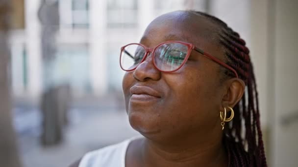 Africká Američanka Nachází Klid Rušném Městě Stojí Oči Zavřené Zhluboka — Stock video