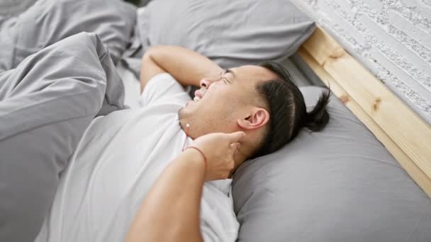 Endişeli Genç Çinli Bir Adam Yatak Odasında Uyanıyor Boynu Ağrıyan — Stok video