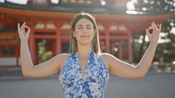 Prachtige Latijns Amerikaanse Vrouw Rustige Zen Meditatie Met Gesloten Ogen — Stockvideo