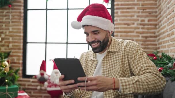 Jovem Hispânico Usando Touchpad Celebrando Natal Casa — Vídeo de Stock