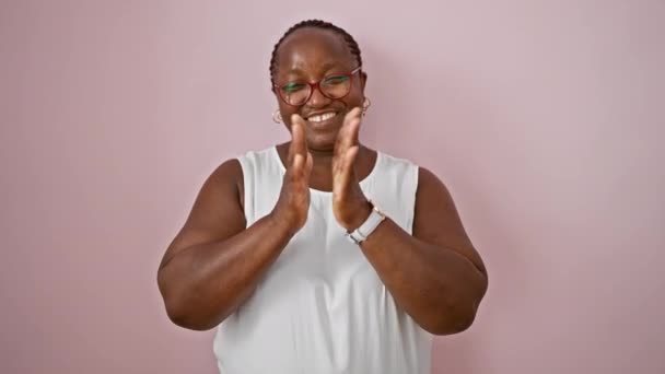 Впевнена Афроамериканка Радісно Плескає Посміхається Святкуванні Успіху Стоїть Ізольовано Рожевому — стокове відео