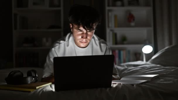 Tineri Adolescenți Hispanic Folosind Laptopul Luând Notițe Pat Dormitor — Videoclip de stoc