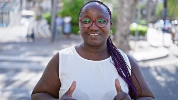 Mujer Afro Americana Alegre Segura Misma Mostrando Letrero Divertido Aprobando — Vídeos de Stock