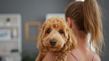 Evde köpek gibi sarılan beyaz bir kadın.