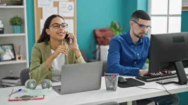 İki kurnaz iş arkadaşı, ofiste akıllı telefon ve bilgisayar kullanan bir adam ve kadının hikayesi.