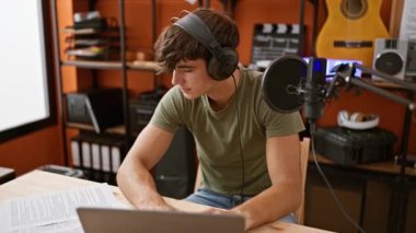 Genç İspanyol çocuk canlı yayında bildiriyor. Radyo stüdyosunda tutku ve konsantrasyonla haberleri sunuyor.