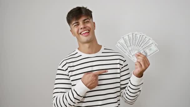 Веселий Молодий Іспаномовний Чоловік Радісно Вказує Доларові Банкноти Руці Оптимістичний — стокове відео