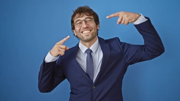 Portrét Šťastného Mladého Podnikatele Ukazujícího Své Dokonalé Bílé Zuby Muž — Stock video