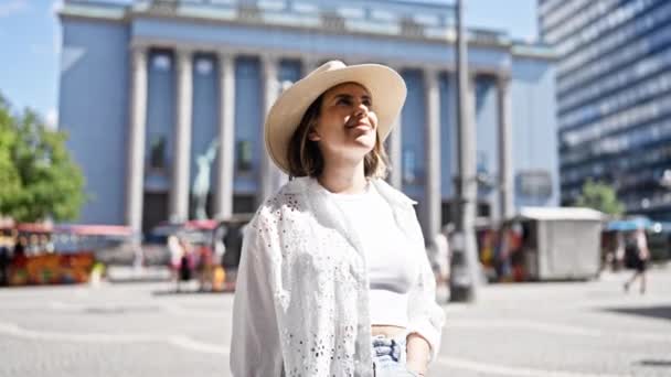 Vacker Ung Latinamerikansk Kvinna Ler Tryggt Blickande Mot Himlen Stockholms — Stockvideo