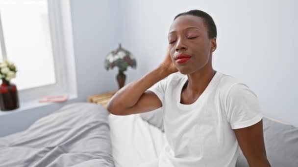 Osäker Afrikansk Amerikansk Kvinna Pensively Tänkande Sängen Brottas Med Tveksamma — Stockvideo