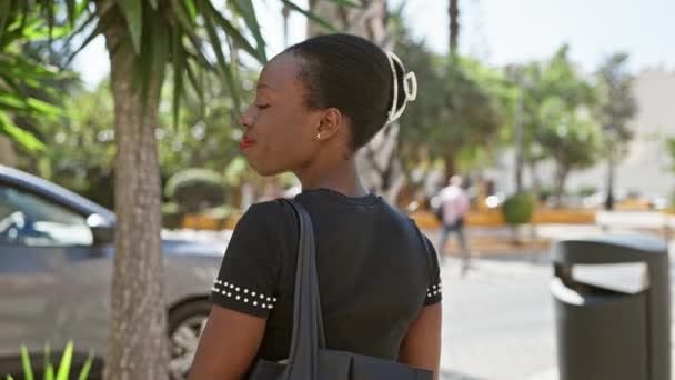 Radostná Afroamerická Žena Stojící Zkříženýma Rukama Městské Ulici Krásným Úsměvem — Stock video