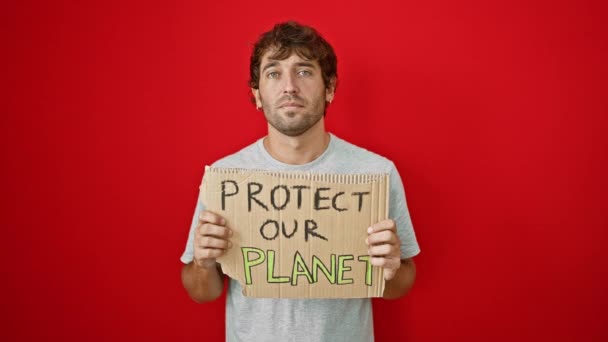 Ciddi Yüz Ifadesi Olan Genç Bir Adam Elinde Gezegenimizi Koruyun — Stok video