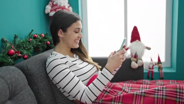 Młoda Piękna Latynoska Kobieta Pomocą Smartfona Świętuje Boże Narodzenie Domu — Wideo stockowe